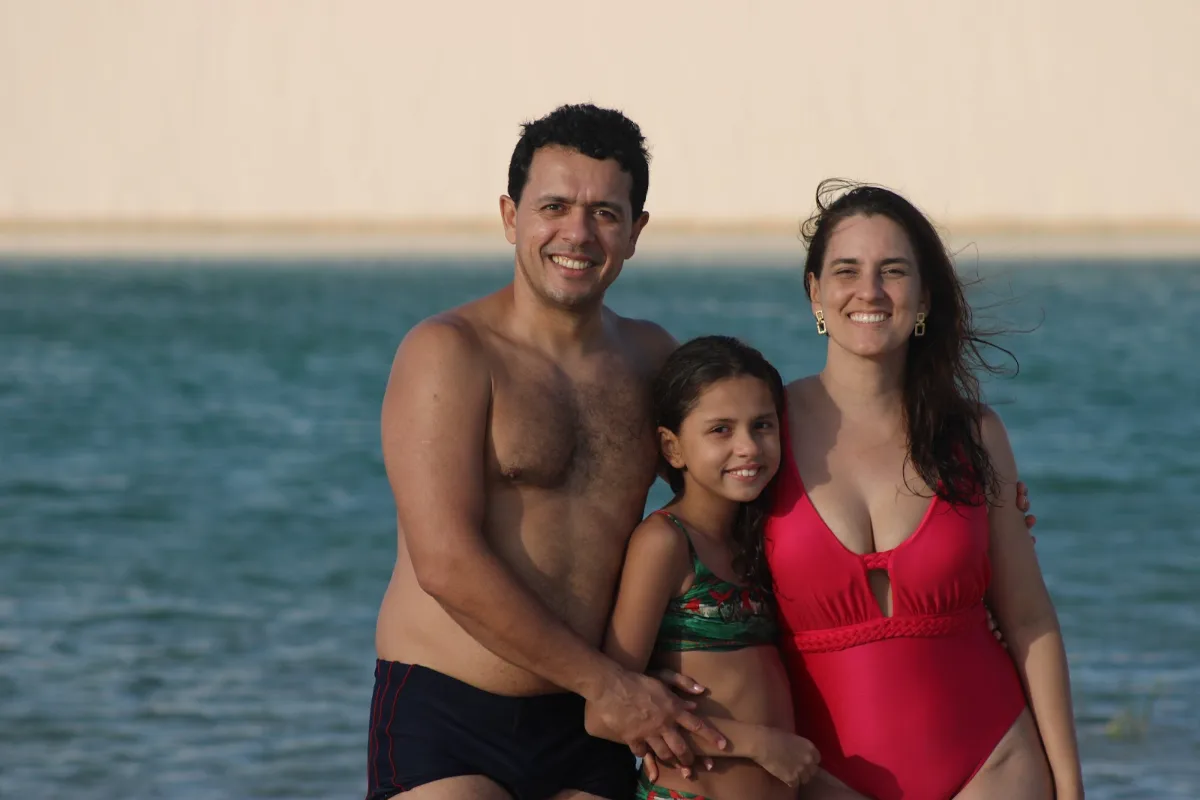 Família com criança aproveitando banho de lagoa em passeio guiado nos Lençóis Maranhenses
